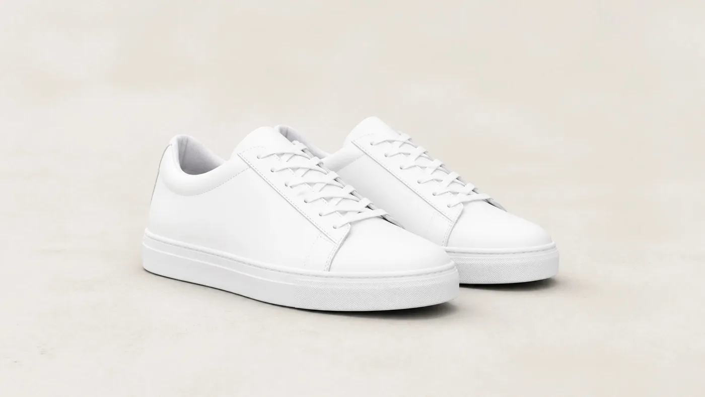 Zapatillas blancas de cuero limpias