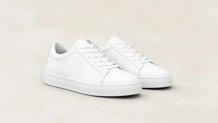 Zapatillas blancas de cuero limpias