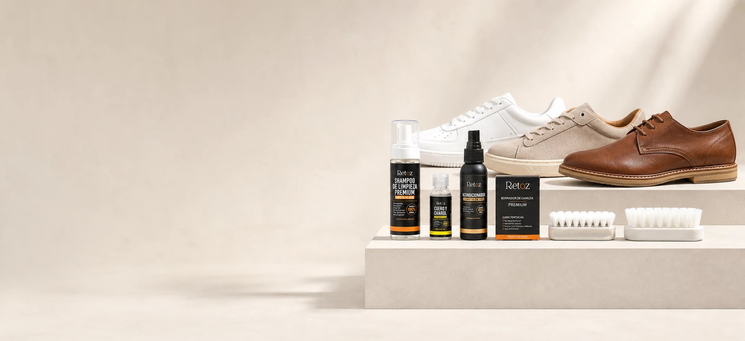 Productos Retoz sobre fondo claro junto a zapatillas y calzado